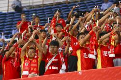 足球直播-士气高涨球队全员出击，取得关键胜利