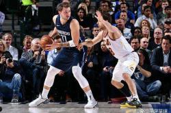 足球直播平台-爆发性比赛重现，场上对决如火如荼