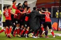 足球直播平台-上港主场大战，球迷热情助威