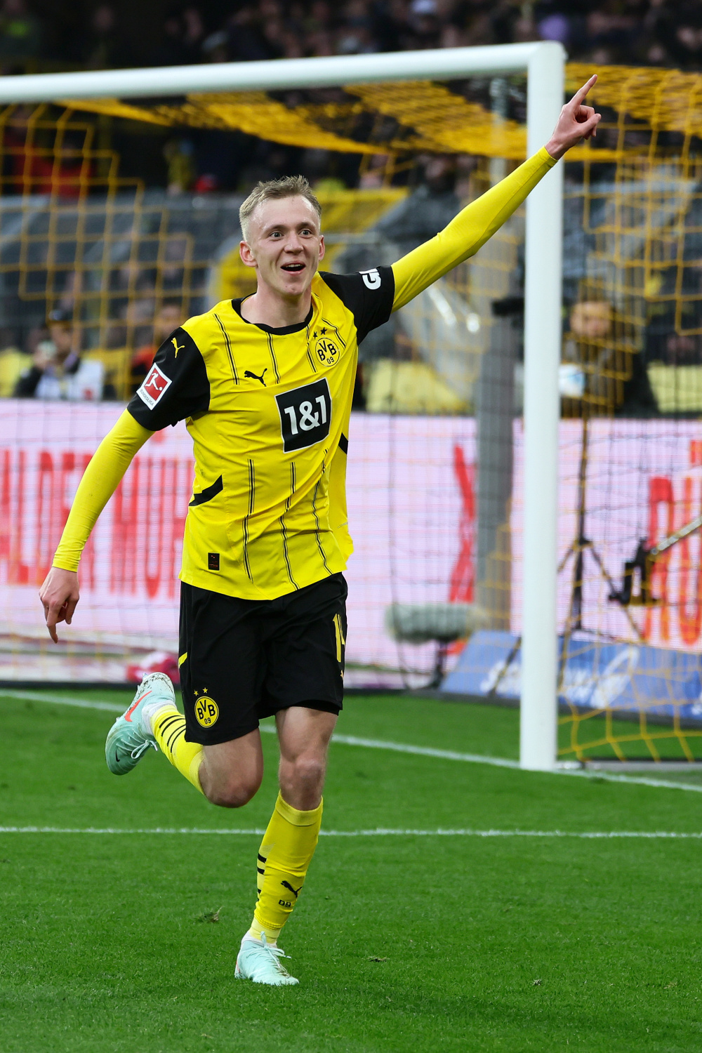 美因茨在客场逆转胜利,球队展现强大战斗力的简单介绍 美因茨在客场逆转胜利,球队展现强大战斗力的简单介绍