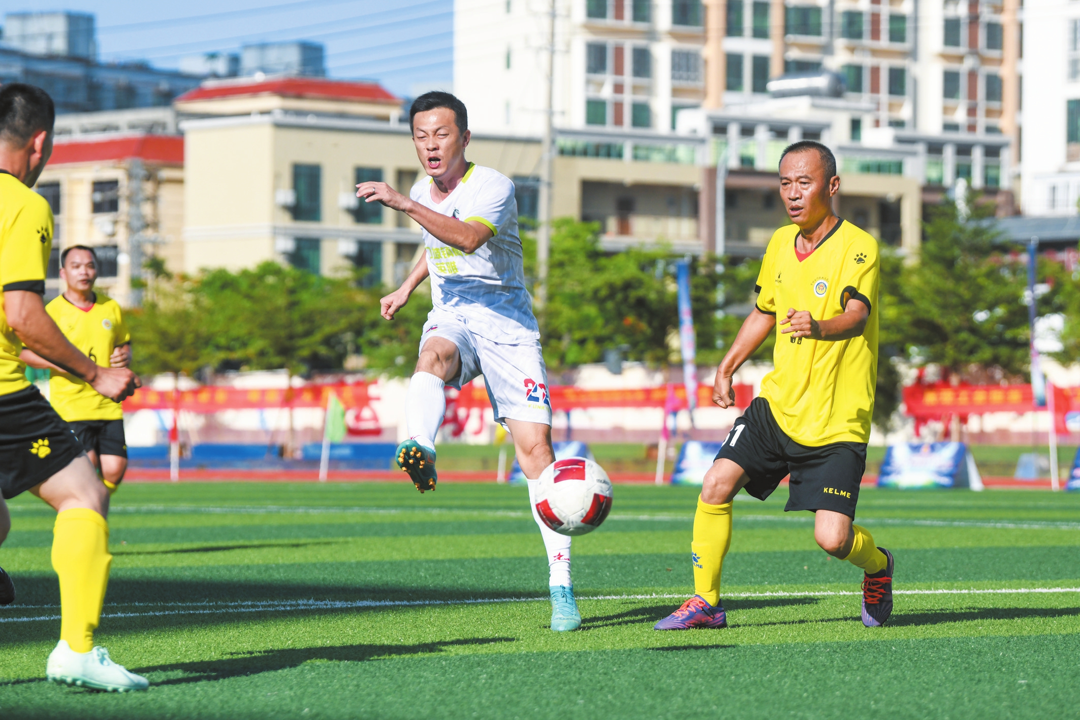 精神风貌：足球比赛中球员的拼搏精神！的简单介绍