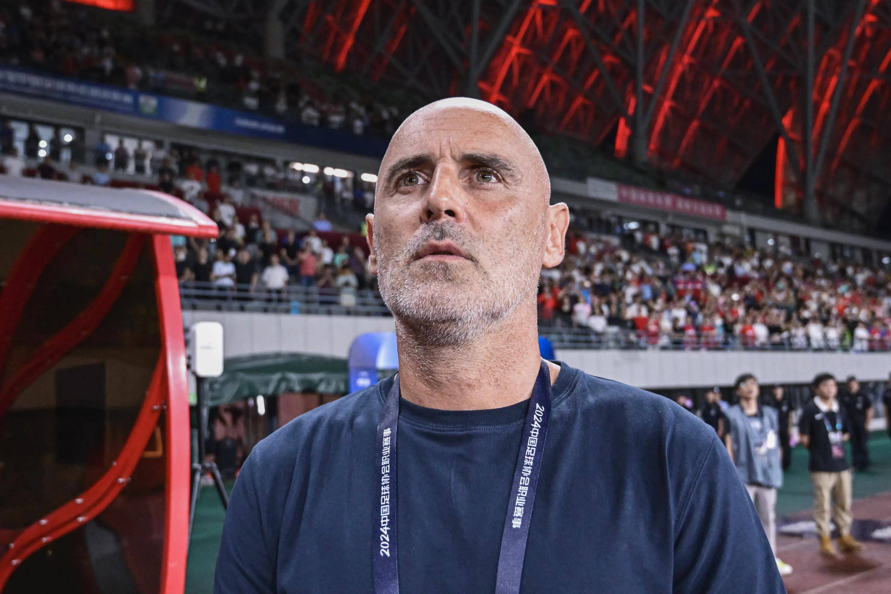 包含上港客场遭受重创，需改善球队表现的词条