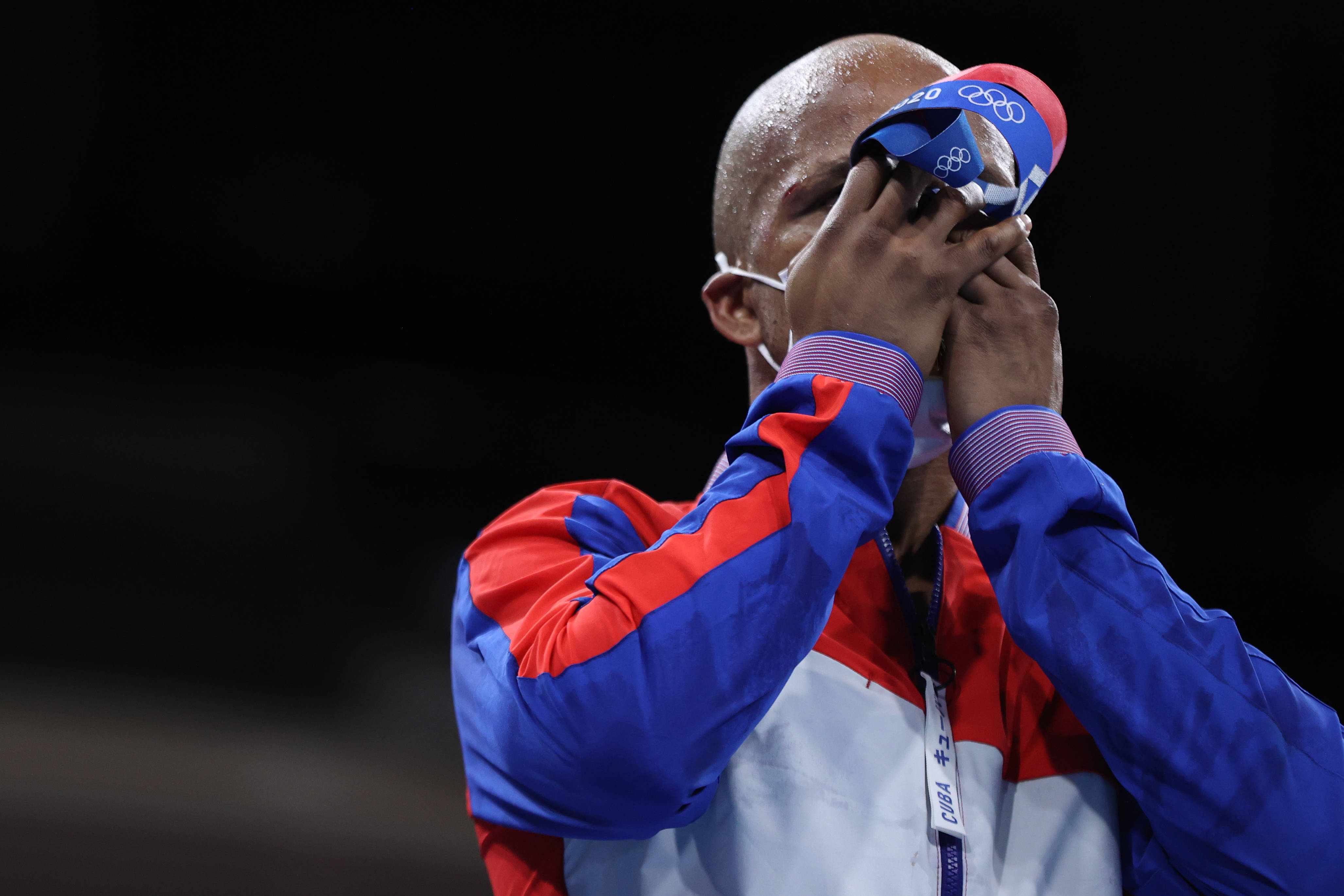 举重比赛中古巴选手霸气夺冠 举重比赛中古巴选手霸气夺冠