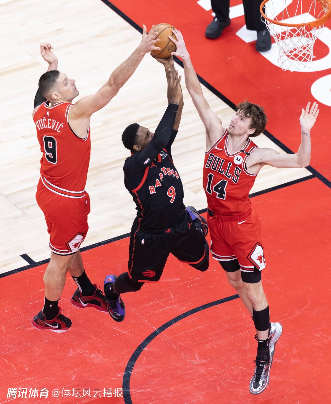 爆发性比赛重现，场上对决如火如荼