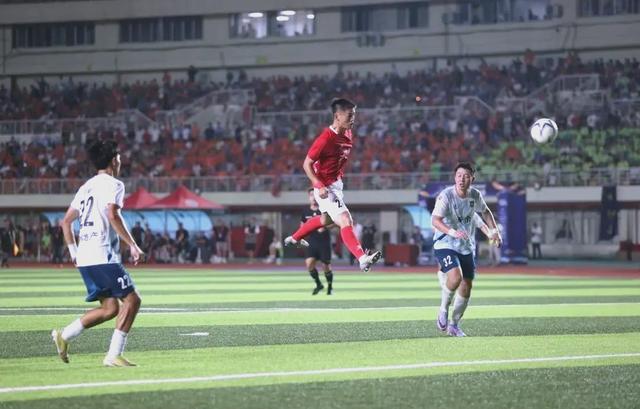 比赛精彩纷呈,球员技艺获得观众喝彩 比赛精彩纷呈,球员技艺获得观众喝彩